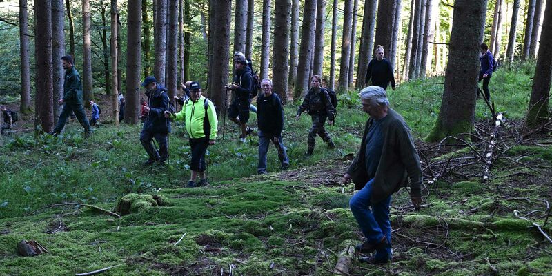 Die Suchaktion in und um Saint-Blaise-la-Roche unter Anleitung der Polizei und von Forstbeamten. - Foto: Patrick Hertzog/AFP/dpa