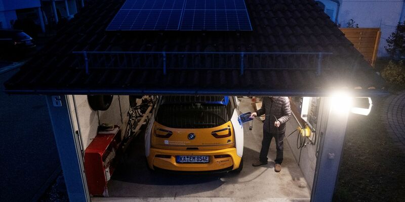 Mit dem neuen Programm wird der Kauf und die Installation einer Ladestation für Elektroautos in Kombination mit einer Photovoltaikanlage und einem Solarstromspeicher gefördert. - Foto: Marijan Murat/dpa