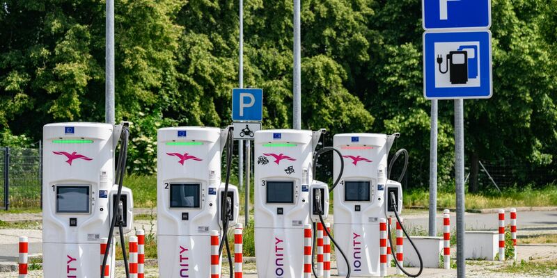 Die Zahl der Ladestationen für E-Autos wächst. - Foto: Robert Michael/dpa