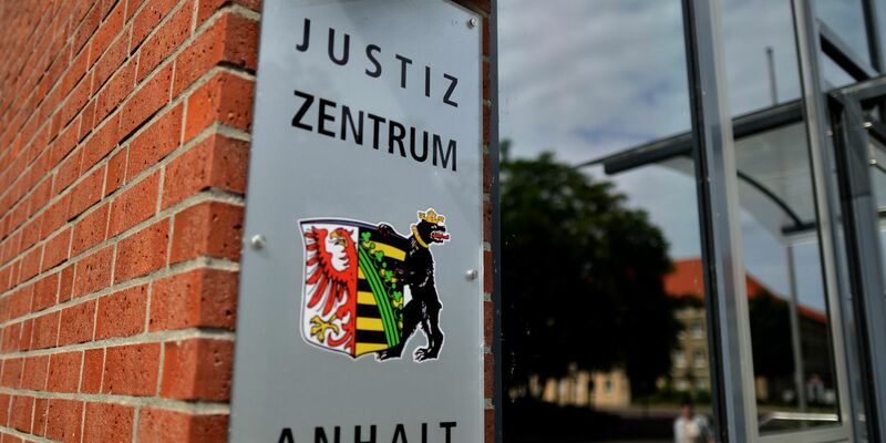Der Mann aus Dessau-Roßlau soll mehr als zehn Jahre lang ein Mädchen und einen Jungen teilweise schwer sexuell missbraucht haben. - Foto: Hendrik Schmidt/dpa-Zentralbild/dpa