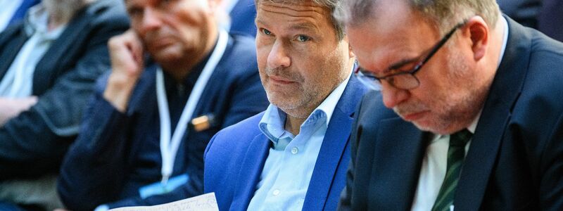Bundeswirtschaftsminister Habeck (2.v.r.) und Industriepräsident Siegfried Russwurm (r) neim BDI-Klimakongress in Berlin. - Foto: Bernd von Jutrczenka/dpa