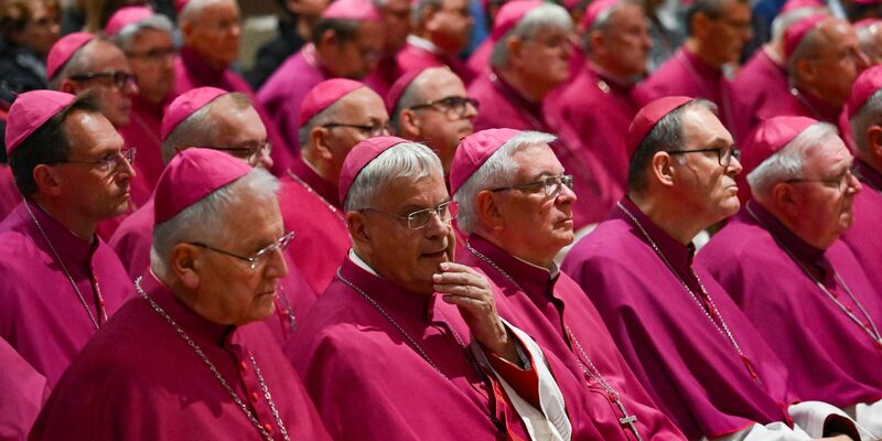 Mitglieder der Deutschen Bischofskonferenz nehmen am Eröffnungsgottesdienst der Herbstvollversammlung in der St. Bonifatius-Kirche teil. - Foto: Arne Dedert/dpa