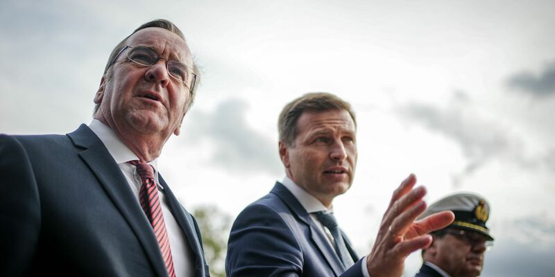Bundesverteidigungsminister Boris Pistorius (l, SPD) mit seinem estnischen Amtskollegen Hanno Pevkur in Tallinn. - Foto: Kay Nietfeld/dpa