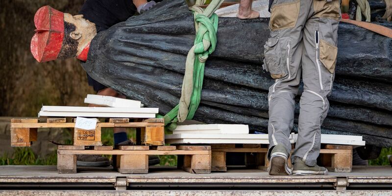 Die Skulptur des Essener Kardinals Franz Hengsbach wird nach der Demontage vor dem Essener Dom auf einen Lastwagen verladen. - Foto: Christoph Reichwein/dpa