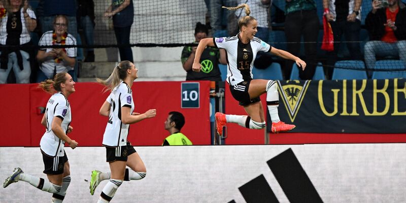 Giulia Gwinn (r) bejubelt ihr Tor zum 2:0. - Foto: Federico Gambarini/dpa