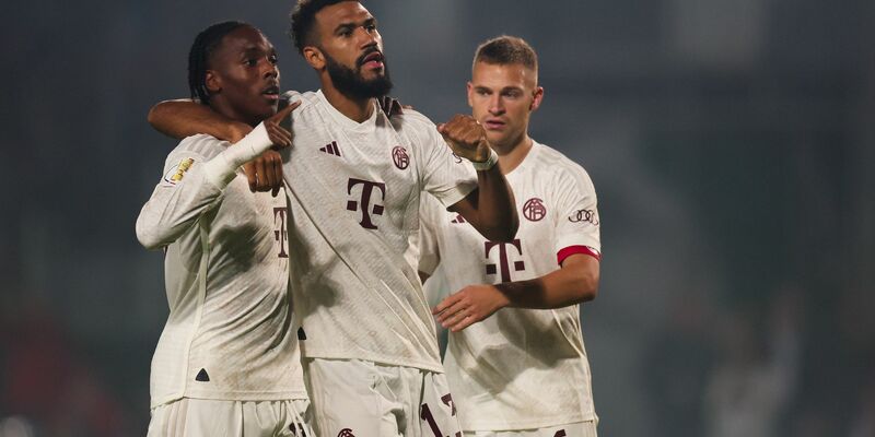 Eric Maxim Choupo-Moting (M) feiert seinen Treffer zum 0:1 mit Mathys Tel (l) und Joshua Kimmich. - Foto: Friso Gentsch/dpa