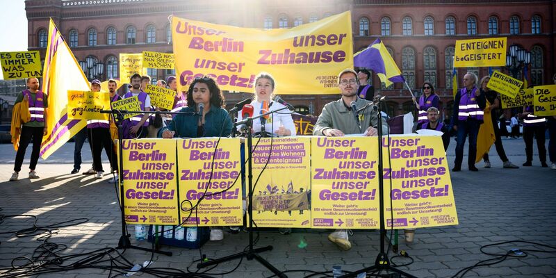 Bana Mahmood (l-r), Veza Clute-Simon und Achim Lindemann von der «Initiative Deutsche Wohnen & Co enteignen» bei der Pressekonferenz vor dem Roten Rathaus in Berlin. - Foto: Bernd von Jutrczenka/dpa