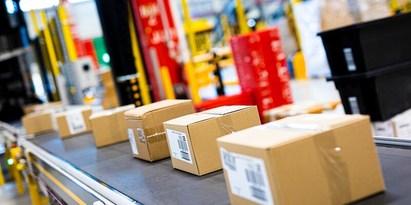 Der Onlinehandel in Deutschland leidet unter der Konsumflaute. - Foto: Moritz Frankenberg/dpa