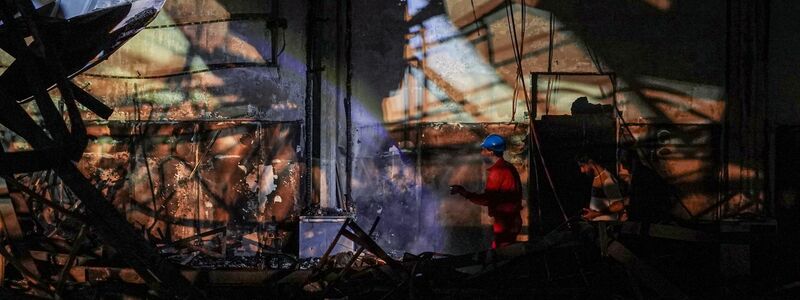 Leicht entflammbares Material in der Halle ließ diese in kurzer Zeit in Flammen aufgehen und einstürzen. - Foto: Ismael Adnan/dpa