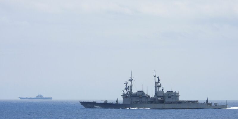 Ein taiwanesisches Marineschiff (vorne) beobachtet einen chinesischen Flugzeugträger in der Nähe taiwanesischer Gewässer. Die Meerenge zwischen China und Taiwan ist erneut Schauplatz militärischen Machtgebarens. - Foto: Uncredited/Taiwan Ministry of National Defense/AP/dpa