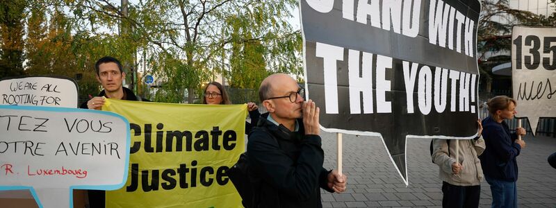 Protestierende beschuldigen vor dem Europäischen Gerichtshof für Menschenrechte mit Blick auf die Klimakrise die europäischen Regierungen, die Menschenrechte der Jugendlichen zu verletzen. - Foto: Jean-Francois Badias/AP