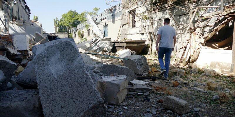 Eine Produktionshalle für Industriegüter in Odessa wurde durch russische Raketentrümmer zerstört. Eine russische Offensive ist derzeit aber nicht zu erwarten. - Foto: ./Ukrinform/dpa