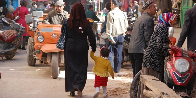 Eine belebte Straße in der Stadt Kashgar im westchinesischen Xinjiang (Archivbild). - Foto: picture alliance / dpa