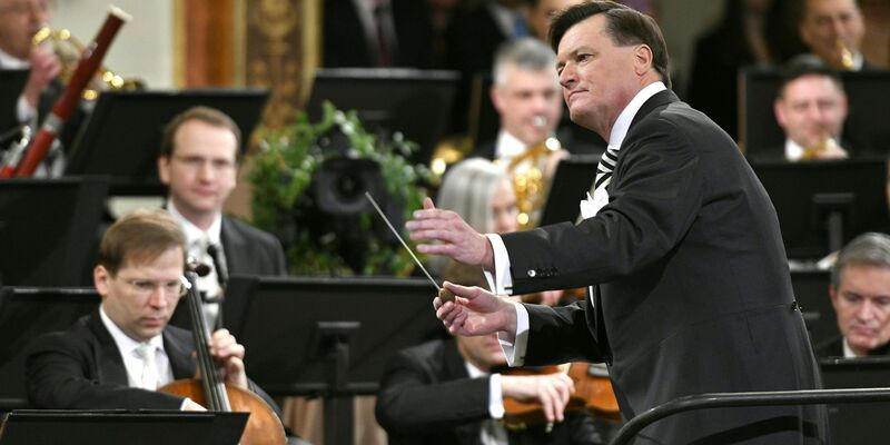Dirigent Christian Thielemann und die Wiener Philharmoniker beim Neujahrskonzert 2019. - Foto: Herbert Neubauer/APA/dpa