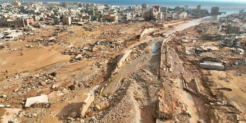 Die verwüstete Hafenstadt Darna nach dem verheerenden Unwetter. Überflutungen, Waldbrände, Hitzewellen - die extremen Wetterereignisse 2023 sind laut Experten eine Wendemarke. - Foto: Jamal Alkomaty/AP/dpa