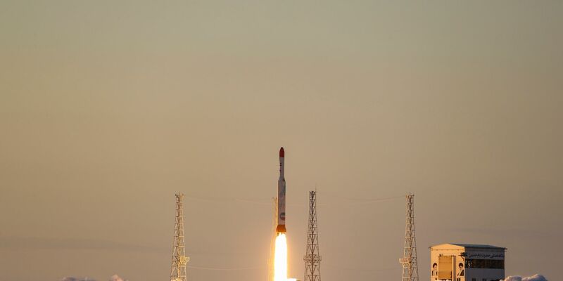 Eine Rakete startet an einem ungenannten Ort im Iran. Die Rakete sollte 2017 drei Forschungssatelliten in die Luft bringen. Jetzt wurde erneut ein Satellitenstart vermeldet. - Foto: Uncredited/Iranian Defense Ministry/AP/dpa