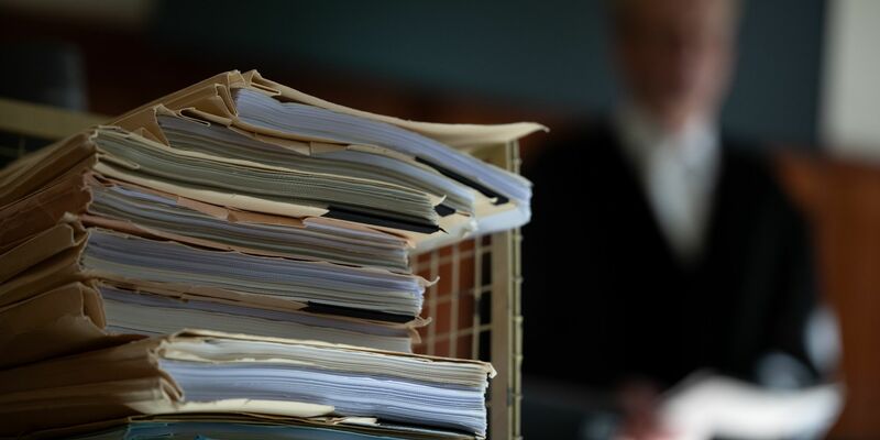 Prozessakten im Gerichtssaal. - Foto: Sebastian Christoph Gollnow/dpa