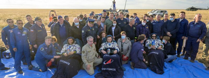 Frank Rubio (links unten), Sergej Prokopjew (M.) und Dmitri Petelin, vor der Raumkapsel «Sojus MS-23». - Foto: Bill Ingalls/NASA/AP/dpa