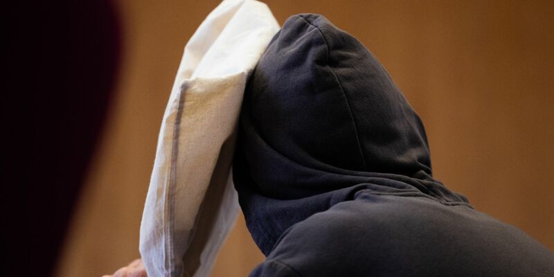 Bei dem Angeklagten handelt es sich um einen bereits verurteilten Doppelmörder. - Foto: Rolf Vennenbernd/dpa