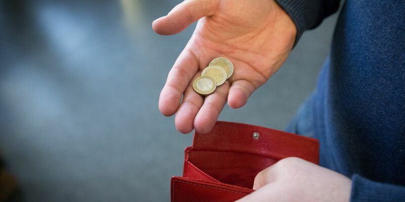 Mehr Schulden, keine Rücklagen: Viele Menschen können die gestiegenen Kosten nicht mehr stemmen. - Foto: Friso Gentsch/dpa