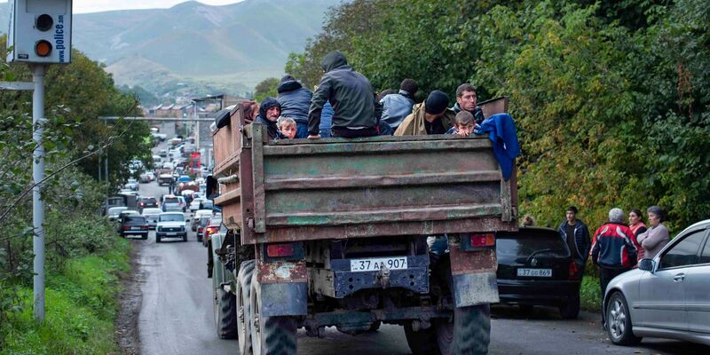 Nach der Eroberung des Gebietes Berg-Karabach durch Aserbaidschan wächst die Zahl der nach Armenien flüchtenden Menschen. - Foto: Gayane Yenokyan/AP/dpa
