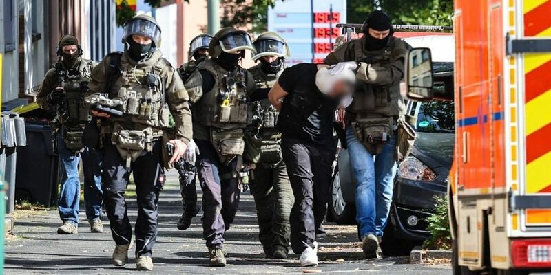 Spezialkräfte der Polizei führen den Verdächtigen ab. - Foto: Alex Talash/dpa
