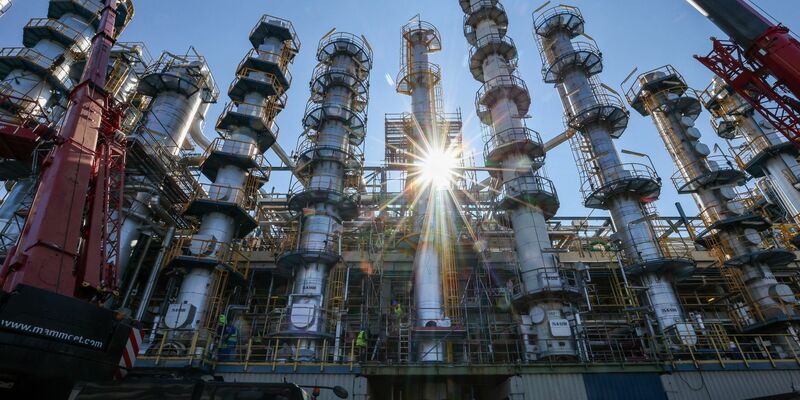 Der Verband der Chemischen Industrie warnt: Wenn es bezüglich eines Industriestrompreises keine kurzfristigen Lösungen gebe, müsse man sich über zukünftige Themen keine Gedanken mehr machen. - Foto: Jan Woitas/dpa
