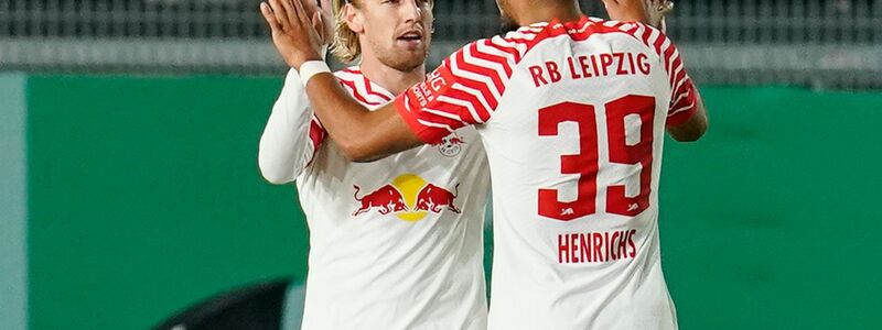 Emil Forsberg (l) erzielte den frühen Führungstreffer für Leipzig. - Foto: Uwe Anspach/dpa