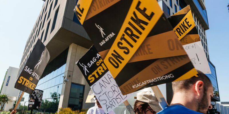 Schauspielerinnen und Schauspieler demonstrieren vor den Netflix-Studios in Los Angeles. - Foto: Damian Dovarganes/AP