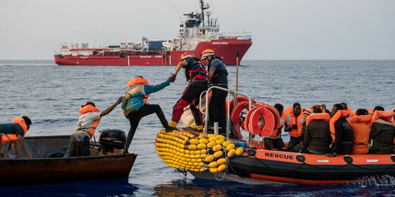 Seenotretter der europäischen Hilfsorganisation SOS Méditerranée retten schiffbrüchige Migranten. - Foto: Right Livelihood Foundation/dpa