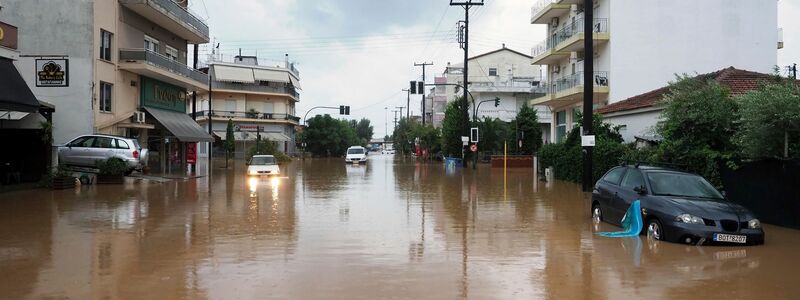Erst Anfang September stand die griechische Hafenstadt Volos unter Wasser, wie dieses Bild zeigt. Nun gibt es erneut Überschwemmungen. - Foto: Thodoris Nikolaou/AP/dpa/Archiv