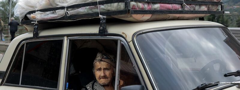 Ethnische Armenier aus Berg-Karabach und Beobachter der Europäischen Union fahren mit ihren Autos an einem Kontrollpunkt auf der Straße von Berg-Karabach nach Goris vorbei. - Foto: Vasily Krestyaninov/AP/dpa