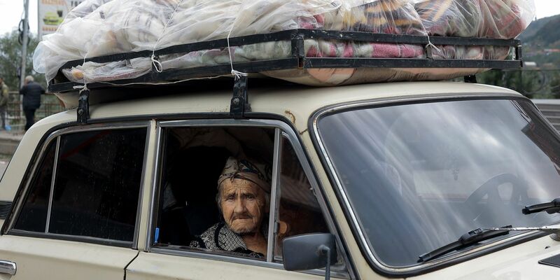 Auf der Flucht: Eine armenische Frau aus Berg-Karabach kommt im armenischen Goris an. - Foto: Vasily Krestyaninov/AP/dpa