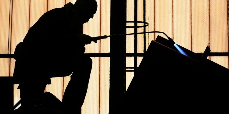 Industrie und privater Konsum erholen sich langsamer als erwartet - Wirtschaftsforscher rechnen damit, dass die deutsche Wirtschaft in diesem Jahr schrumpft. - Foto: Waltraud Grubitzsch/dpa