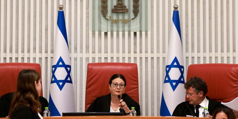 Zehn weitere Richter nahmen neben der obersten Richterin Esther Chajut (M) in Jerusalem an den Beratungen zum Amtsenthebungsgesetz teil. - Foto: Menahem Kahana/Pool AFP/AP/dpa