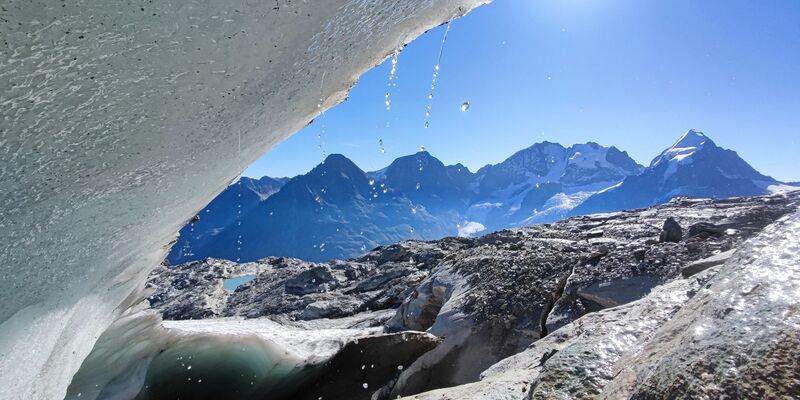 Selbst Mitte September schmilzt das Eis des Vadret dal Murtèl auf einer Höhe von 3100 Meter am Fuße des Piz Bernina rapide. - Foto: M. Huss/SCNAT/dpa