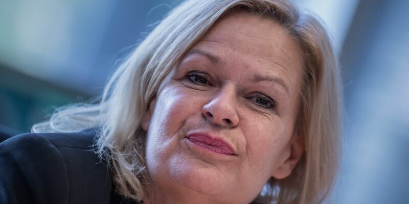 Laut Innenministerin Nancy Faeser (SPD) will die Bundesregierung den Weg für den strittigen Teil der EU-Asylreform ebnen. - Foto: Michael Kappeler/dpa