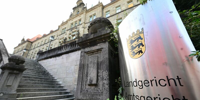 Der Angeklagte betritt den Gerichtssaal in Stuttgart. - Foto: Bernd Weißbrod/dpa