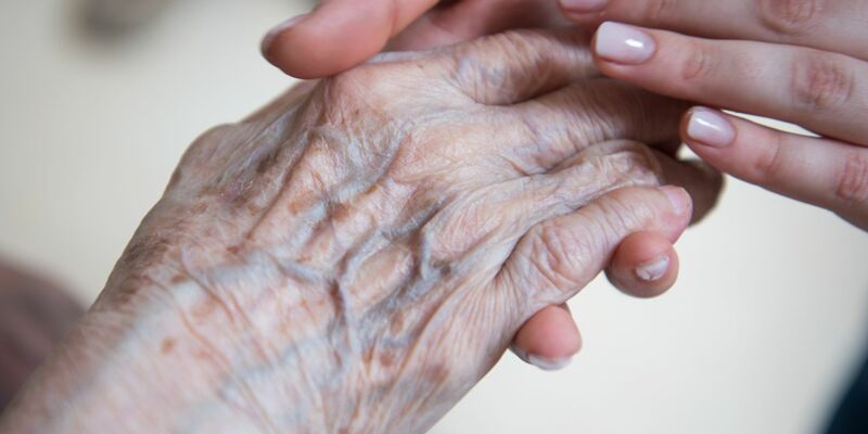 Dass ältere und jüngere Menschen zusammen in einem Haushalt leben, ist eher die Ausnahme. - Foto: Christophe Gateau/dpa