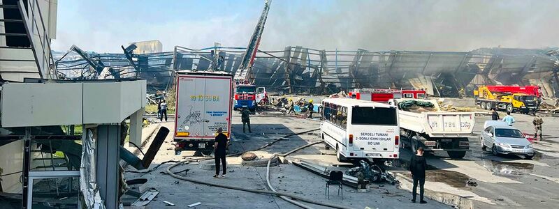 Feuerwehrleute arbeiten nach einer Explosion daran, einen Brand in einer Lagerhalle  zu löschen. - Foto: Uncredited/Daryo news agency/AP/dpa