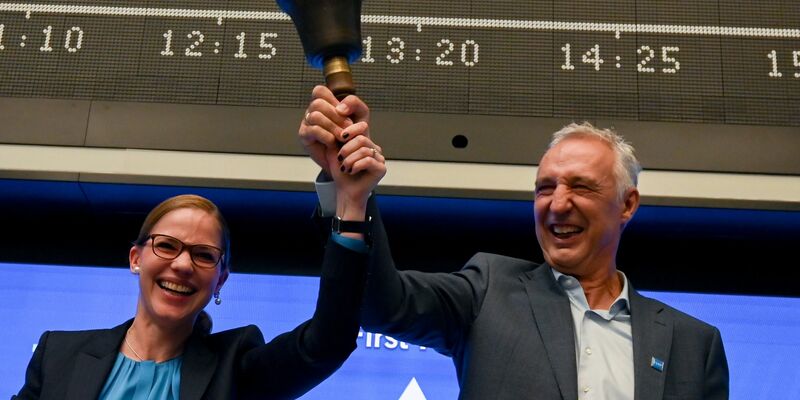 Schott-Pharma-Chef Andreas Reisse und Finanzvorständin Almuth Steinkühler läuten in Frankfurt die Börsenglocke. - Foto: Arne Dedert/dpa