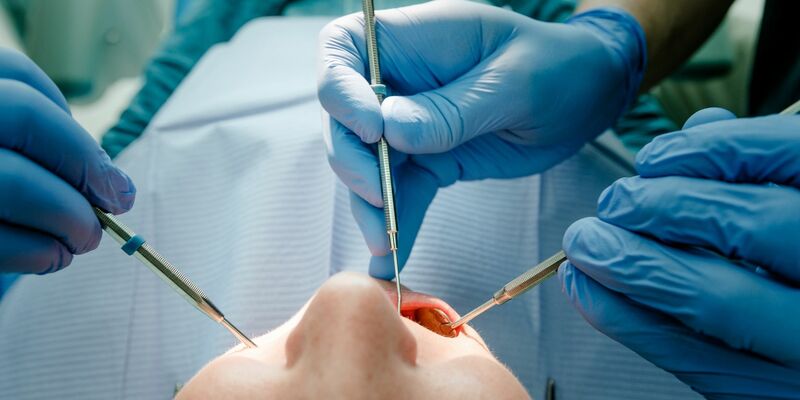 «Die sitzen beim Arzt und lassen sich die Zähne neu machen, und die deutschen Bürger nebenan kriegen keine Termine», sagt CDU-Chef Merz im «Welt-Talk» des gleichnamigen Fernsehsenders - und sorgt damit für Wirbel. - Foto: Markus Scholz/dpa/Illustration