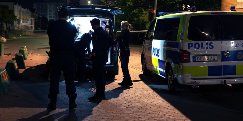 Die Polizei ermittelt am Tatort, nachdem in den frühen Morgenstunden südlich von Stockholm, ein Mann erschossen und eine weitere Person verletzt worden ist. - Foto: Nils Petter Nilsson/TT News Agency/AP/dpa
