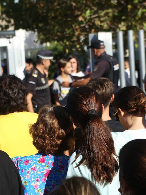 En España, un estudiante presuntamente agredió e hirió al menos a cinco personas.