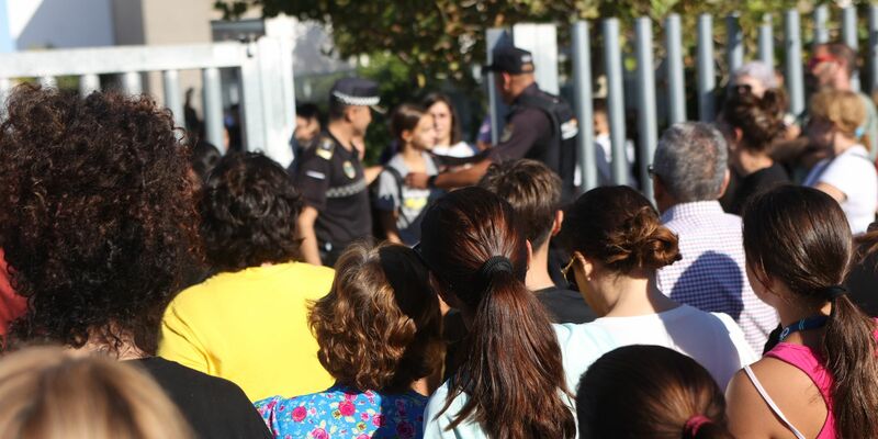 Eltern und Verwandte der Schüler stehen nach dem Angriff vor der Schule in Jerez de la Frontera. - Foto: Nacho Frade/EUROPA PRESS/dpa