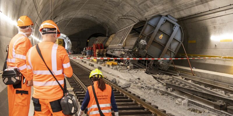 Verunglückte Güterwagen stehen Anfang September am Unfallort im Gotthard-Basistunnel. - Foto: Urs Flueeler/KEYSTONE/dpa
