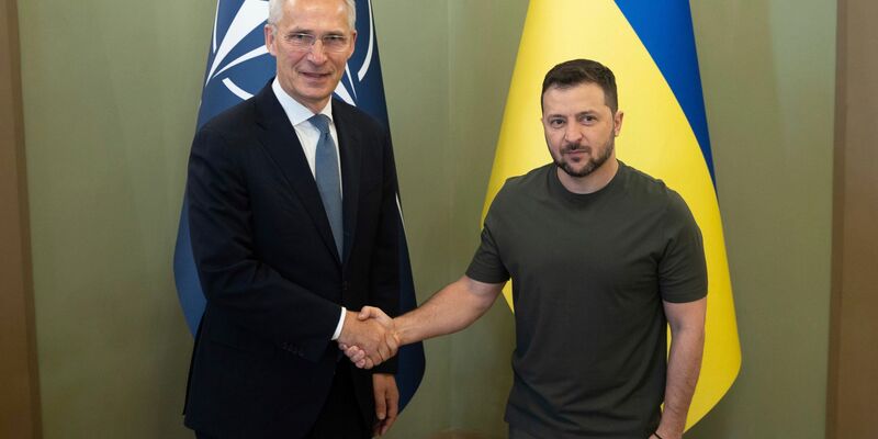 Der ukrainische Präsident Wolodymyr Selenskyj und Nato-Generalseketär Jens Stoltenberg (l) treffen sich in Kiew zu Gesprächen. - Foto: Uncredited/Ukrainian Presidential Press Office/AP/dpa