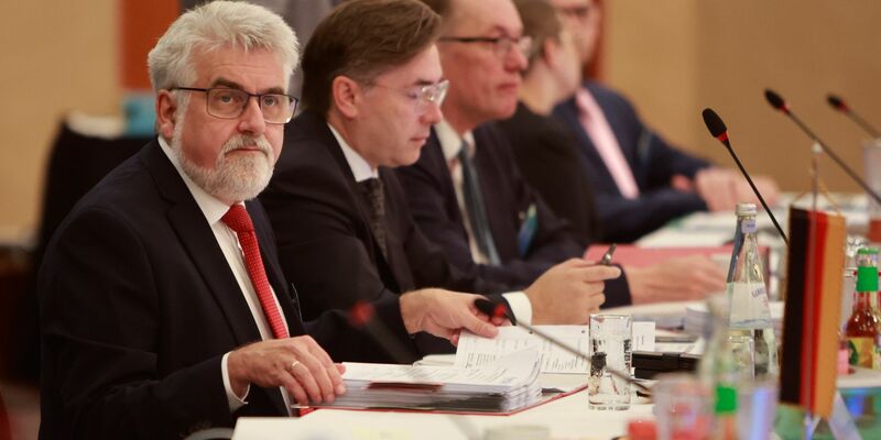 Sachsen-Anhalts Energieminister Armin Willingmann (l) leitet die Energieministerkonferenz 2023 in Wernigerode. - Foto: Matthias Bein/dpa