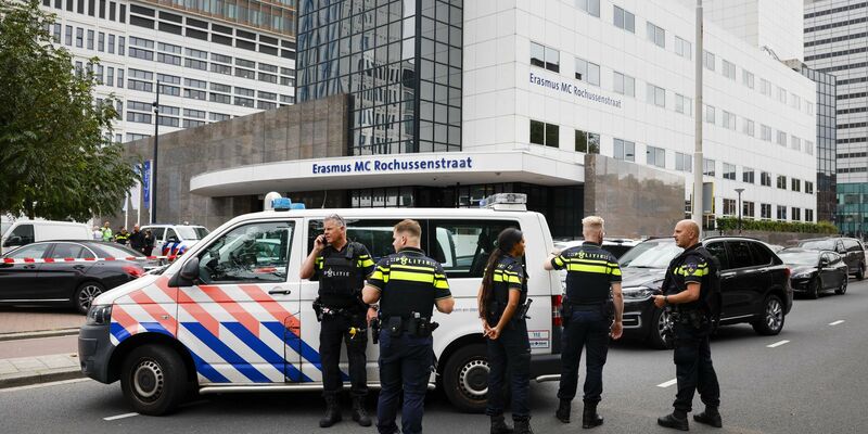 Polizeibeamte stehen vor dem Erasmus-Krankenhaus in Rotterdam. - Foto: Bas Czerwinski/ANP/dpa