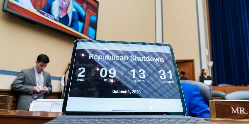 Eine Uhr zeigt die verbleibende Zeit bis zu einem Regierungsstillstand an. - Foto: Jacquelyn Martin/AP